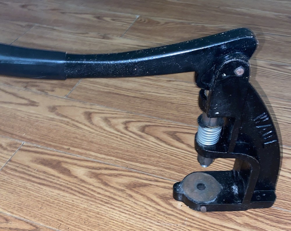Wade Button Co. Button Press