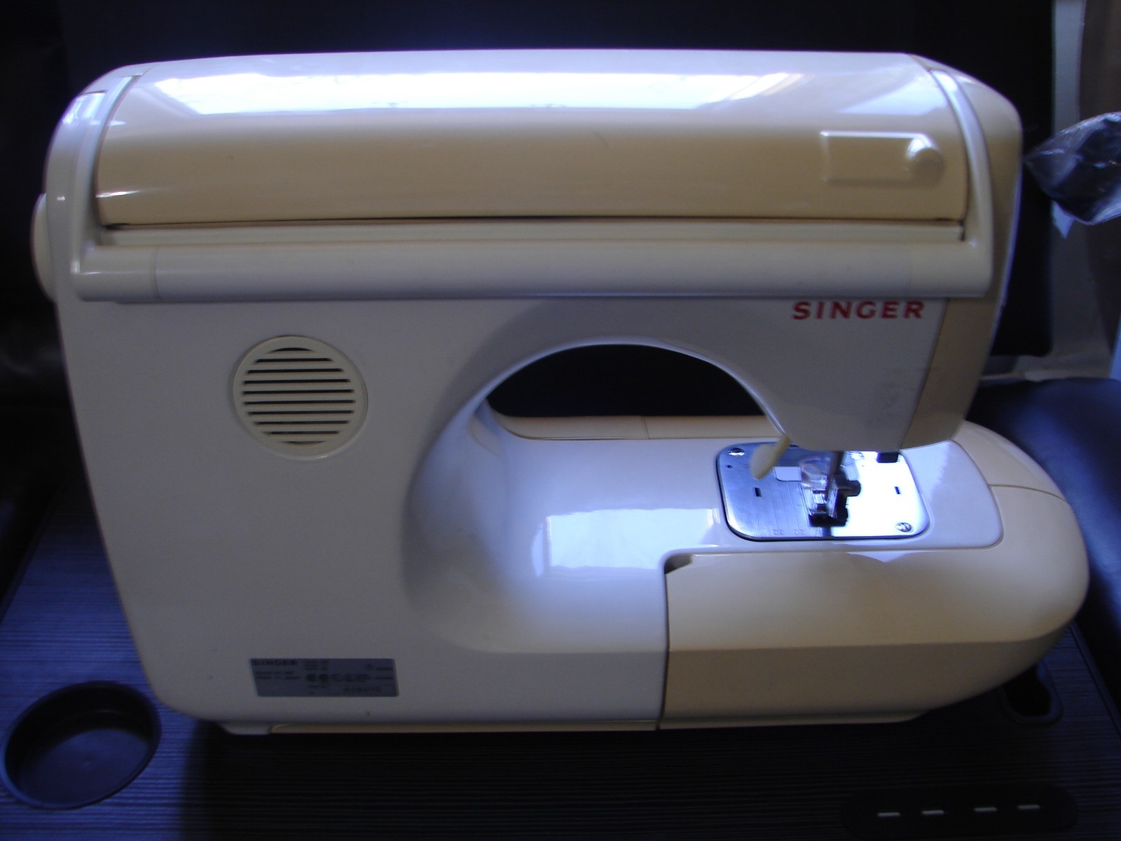 Singer Quantum XL-100 Sewing Machine W/Foot Pedal Power Cord & Accessories