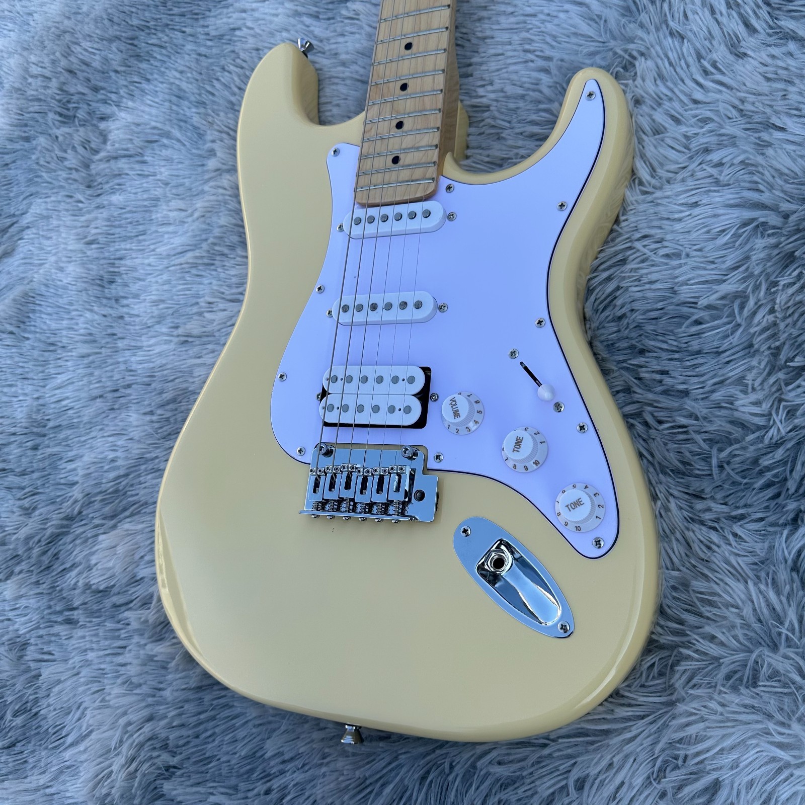 Milk white ST electric guitar/SSS pickup/white guard/silver tuner/from US