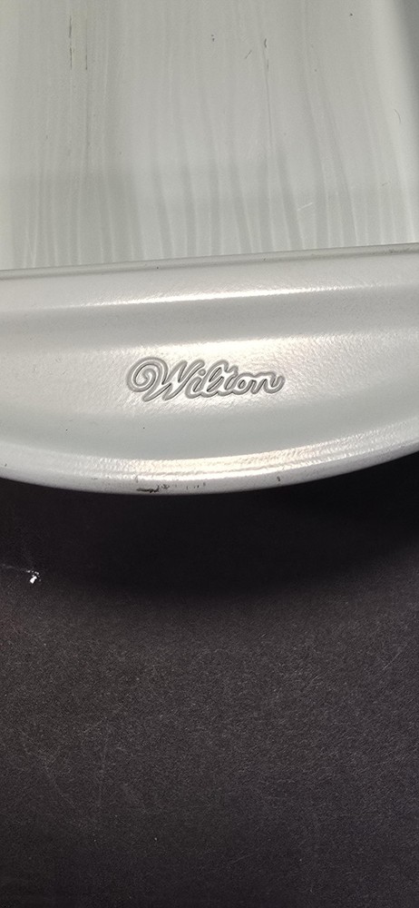 Wilton White Nonstick Steel Loaf Pan Rectangular Textured Bottom Bread Bakeware