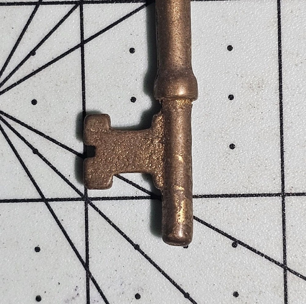 Vintage Double Circle Infinity Bow Shaped Skeleton Key Solid Shank Unbranded