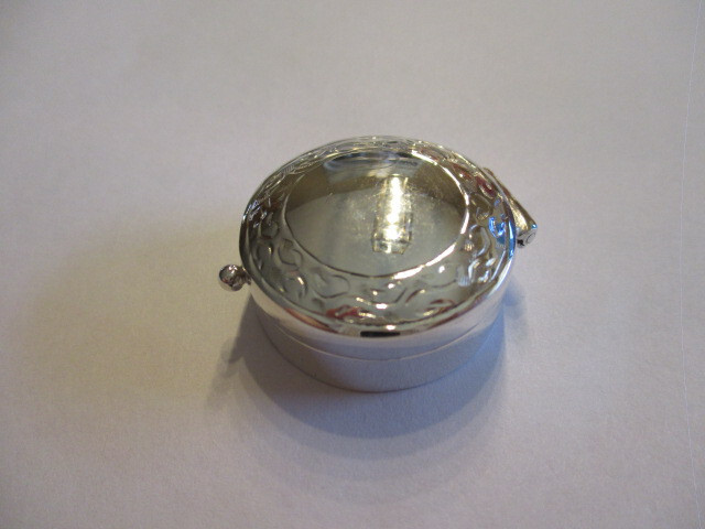 Sterling SIlver Pill Box round shape with nice engraved on top solid 925 silver
