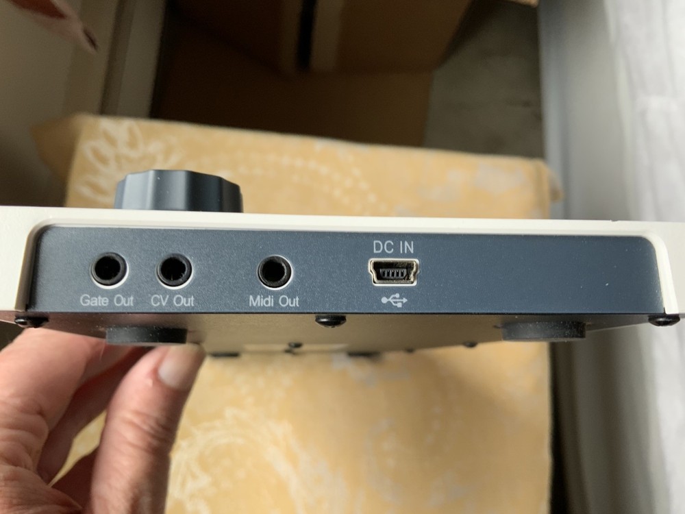 Arturia BeatStep White MIDI Controller & Sequencer w/ USB/midi Cables IOB