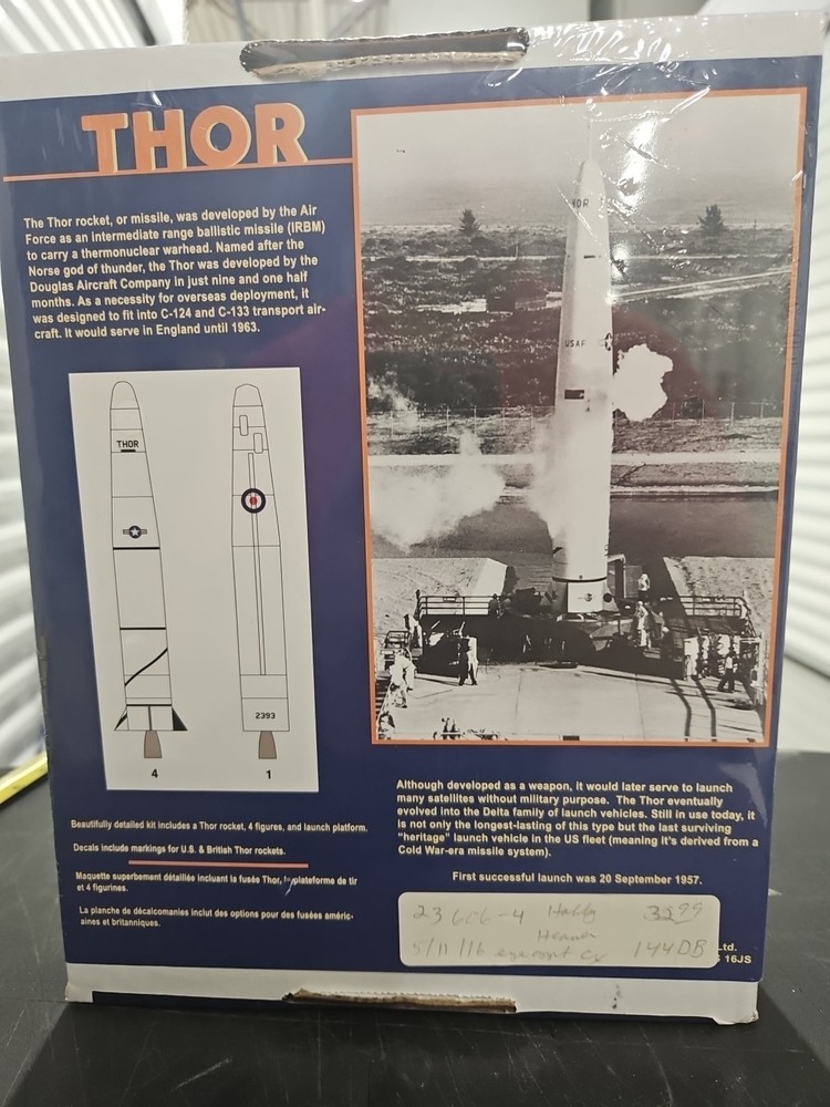 Glencoe THOR Missle & Launch Pad - Plastic Model Spacecraft Kit - 1/87