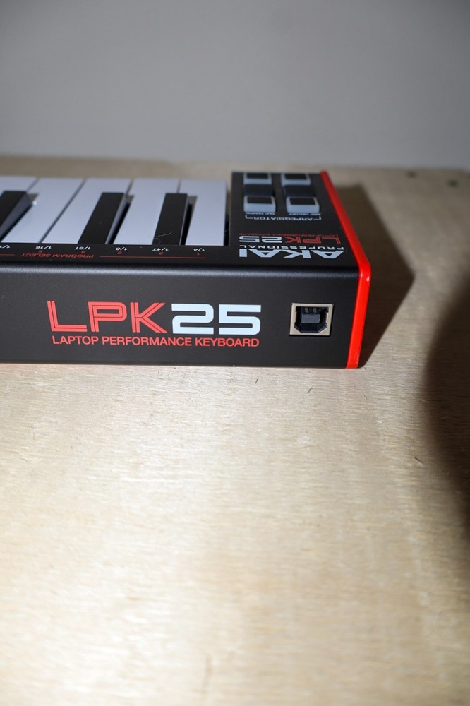 AKAI Professional LPK25 - USB MIDI Keyboard Controller with 25 Responsive Synth