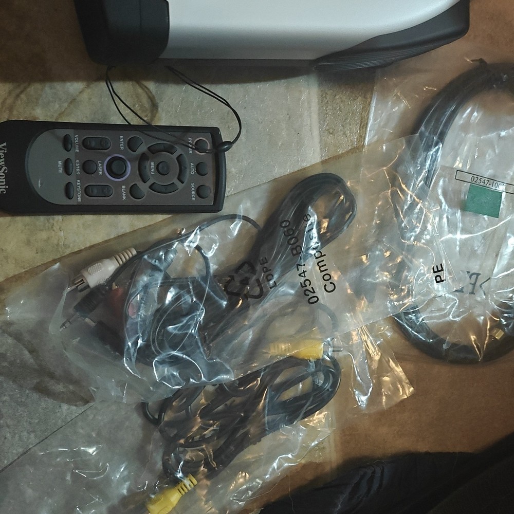 ViewSonic PJ458D DLP Desktop Projector with Remote, Cables, Carrying Case