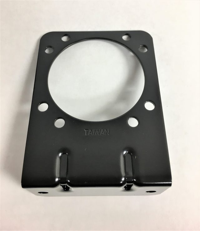 HEAVY DUTY METAL MOUNTING BRACKET FOR 7 BLADE PLUG SOCKET