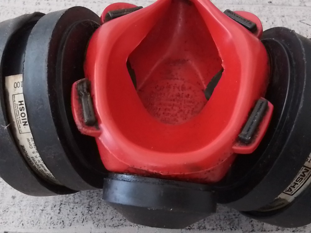 PRO TECH RESPIRATOR [MEDIUM]WITH 4 ADDITIONAL CARTRIDGES NEEDS STRAPS