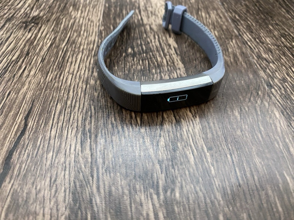 Fitbit Alta Activity Tracker-Charger & Extra Bands - Tested and Working