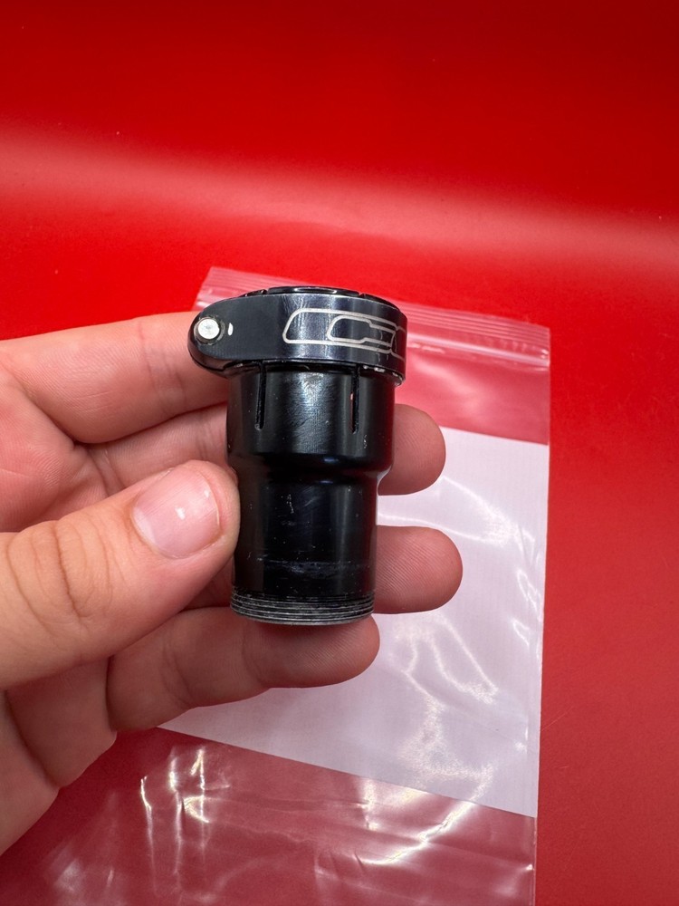 CCM Feedneck Dye Thread