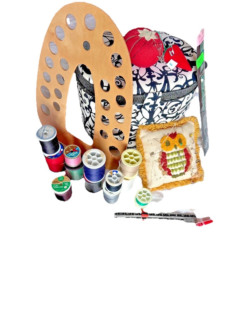 Sewing Kit Box Thread Pin Cushion Zipper Seam Ripper Knitting Palette Thread