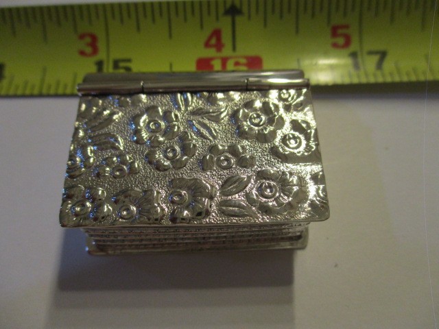 Sterling silver snuff box Pill box gorgeous design on top solid 925 silver