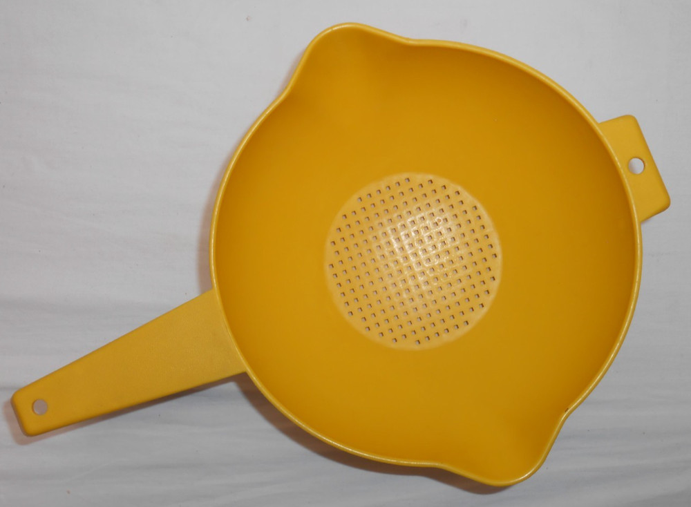 Vintage Tupperware 1523 2 Qt. Colander Strainer NICE