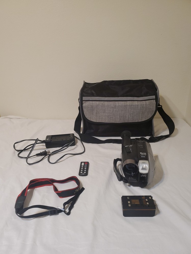JVC Compact VHS Camcorder GR-AXM900U TESTED, read description