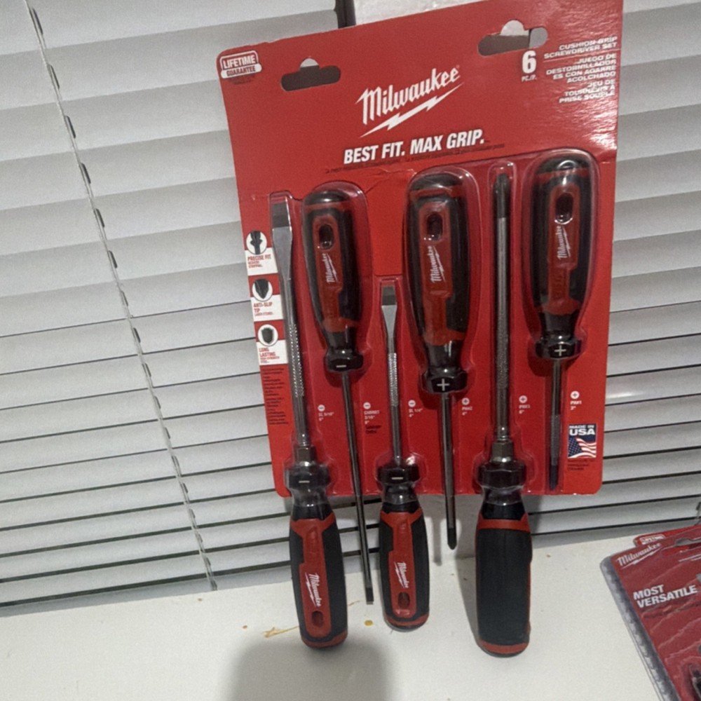 Milwaukee Mixed Hand Tool Set Screwdrivers Pliers Security Driver Red Black