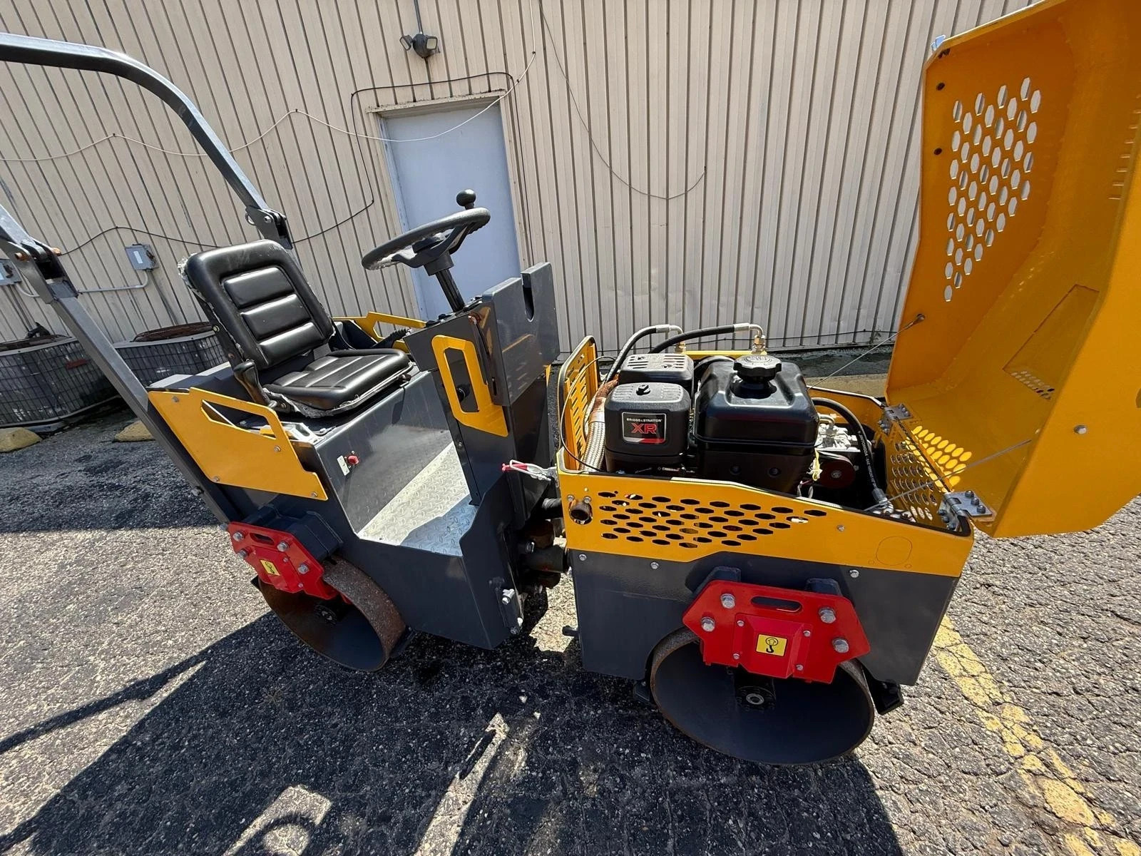 1 Ton Asphalt Roller BRIGGS & STRATTON ENGINE - EPA certified