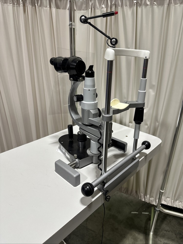 Essilor SL300 Slit Lamp With Franklin Automatic Table