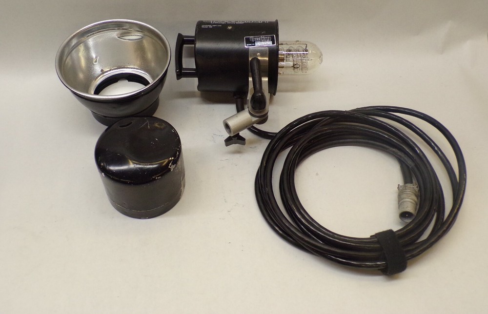 SPEEDOTRON, STUDIO CLASSIC 102, UNIVERSAL LIGHT UNIT, WITH 7" REFLECTOR & COVER