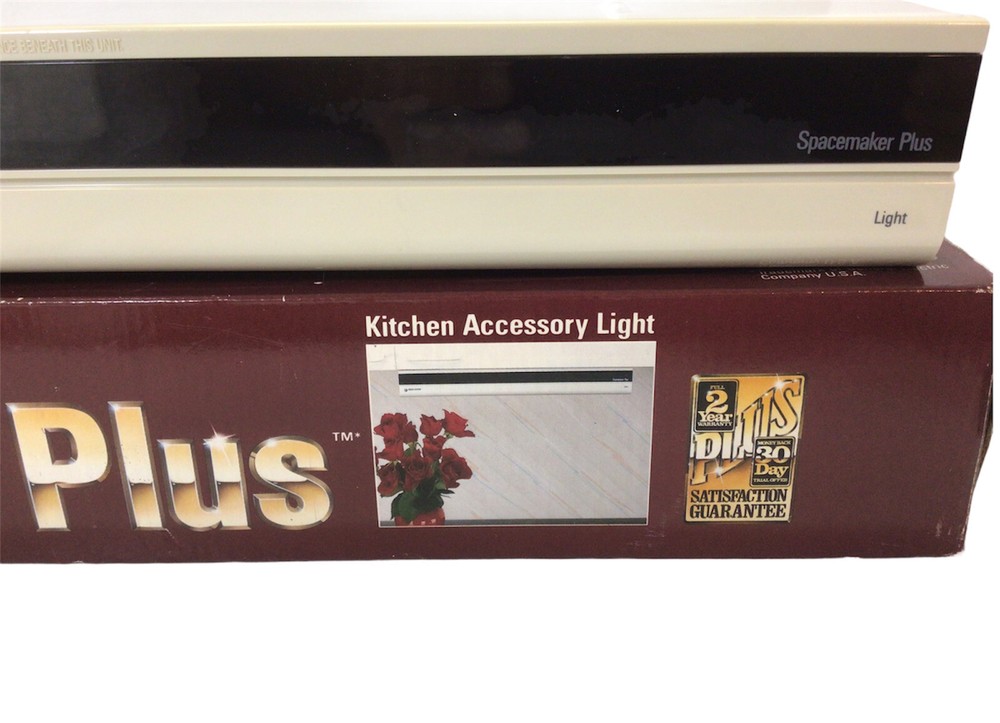 Black & Decker Light Spacemaker Plus Under Cabinet PLA100 w/Outlet 1988