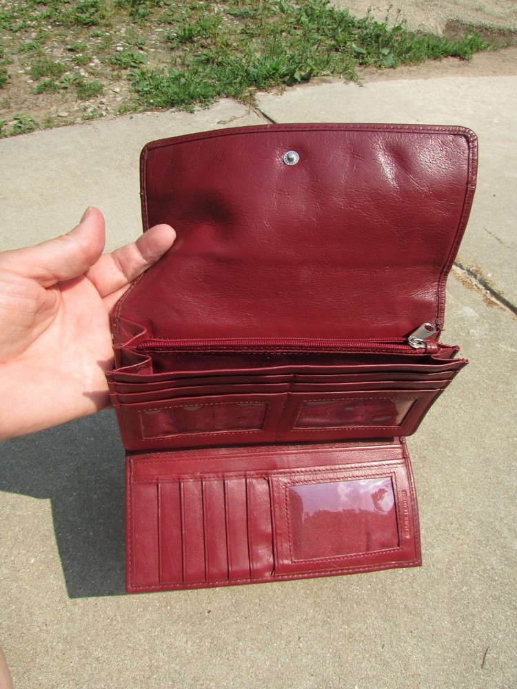 Via Roma Red Leather Tri-Fold Wallet Snap to Inside Checkbook ID Window NICE!