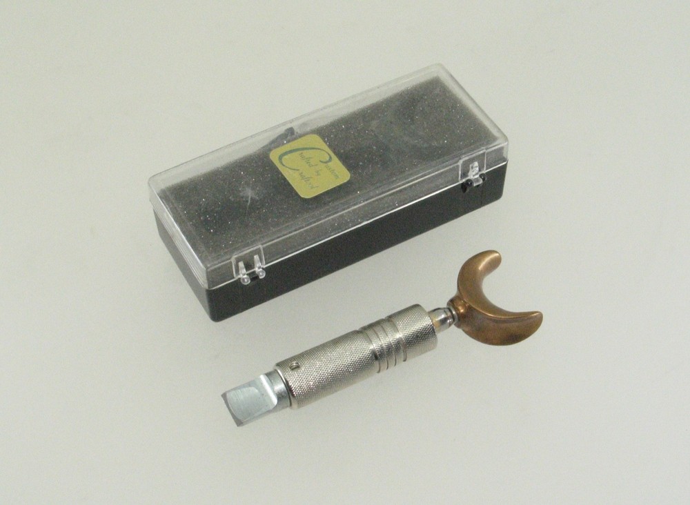 Craftool Pro Swivel Knife with Large Brass Thumb Rest