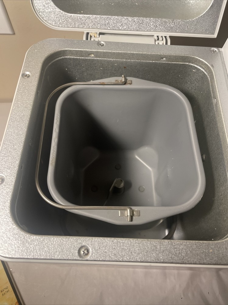 Regal Kitchen Pro Breadmaker Automatic 2lb Model K6743 With Guide Cookbook Works