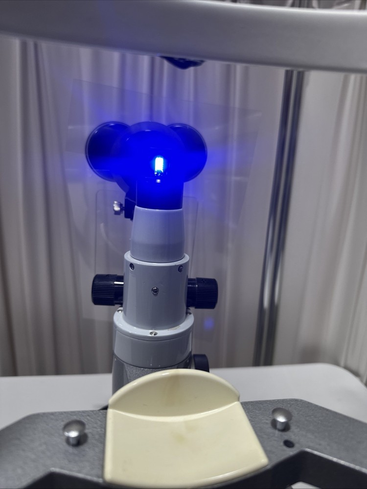 Essilor SL300 Slit Lamp With Franklin Automatic Table