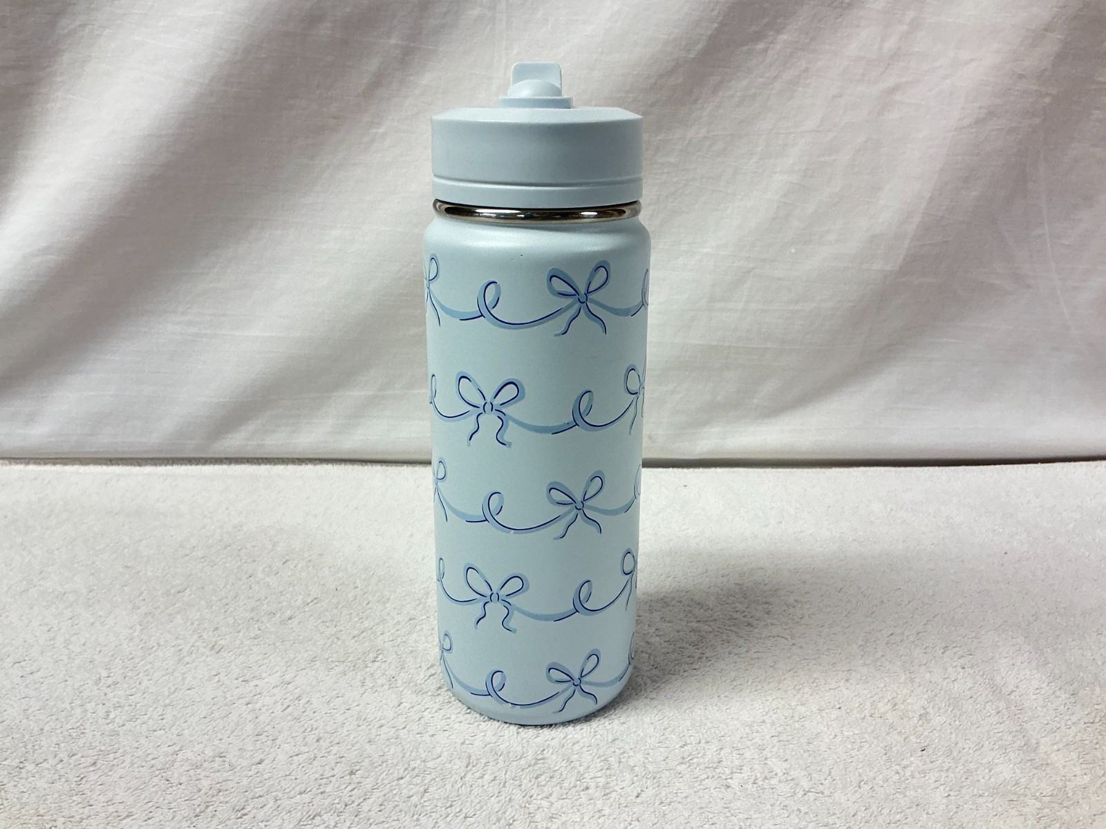 HydraPeak  Blue Ribbon&Bows  20oz Water Bottle with Lid and Straw