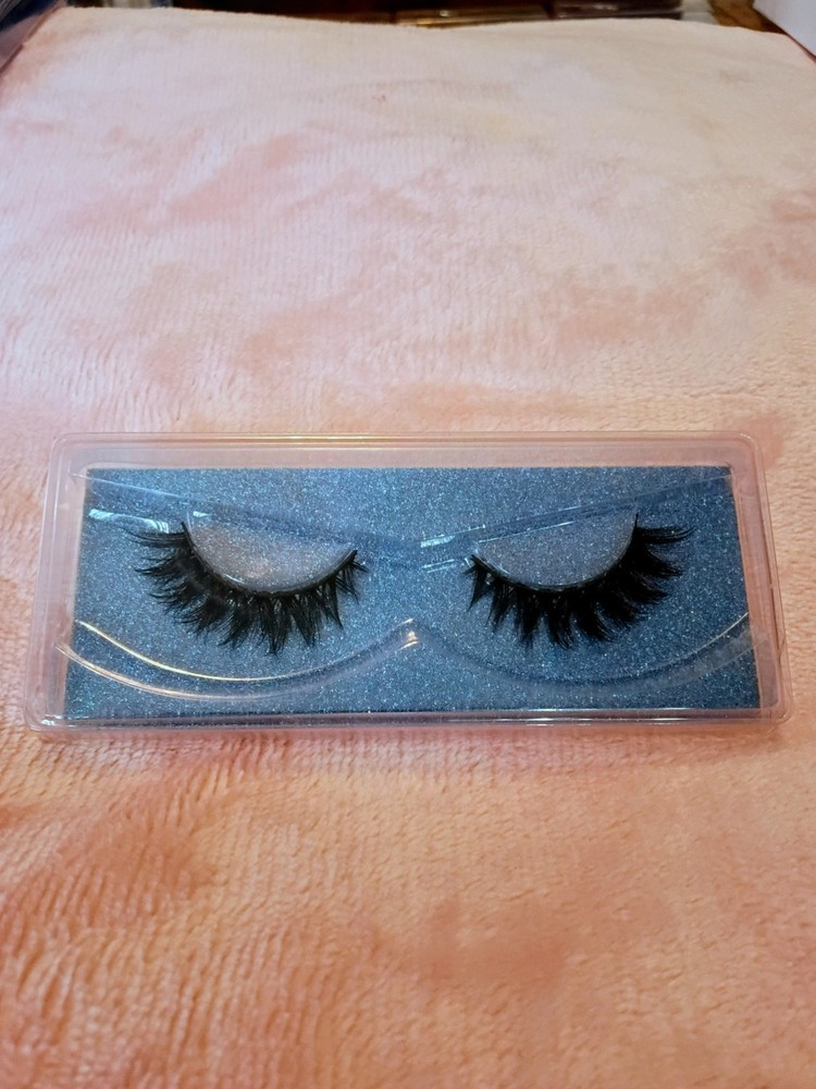 Fale eyelashes with adhesive