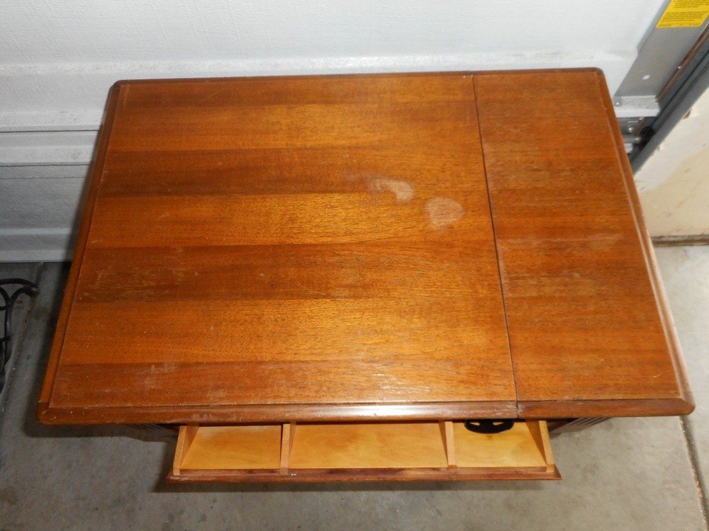 Vintage Singer Sewing Machine Cabinet No. 40
