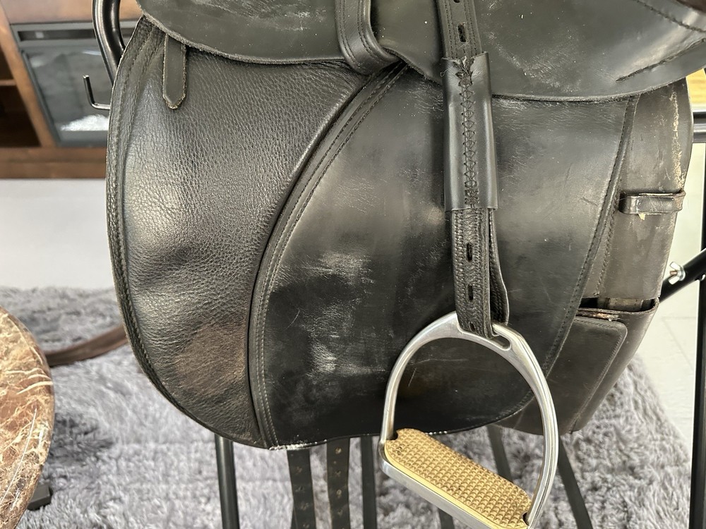 Ansur Treeless Saddle English