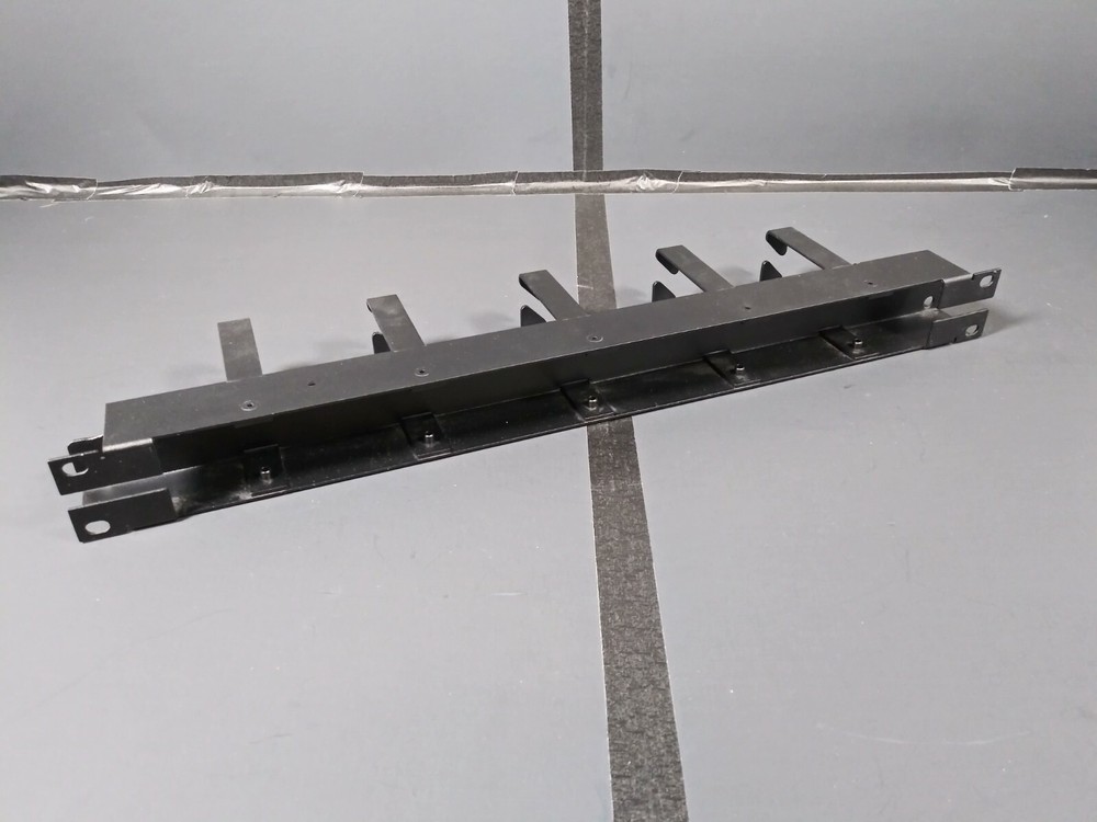 Chatsworth Horizontal Wire Management Panel for Vertical Cabling Section 1U BLK