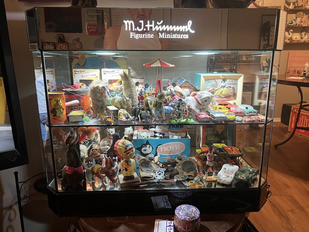 1990 HUMMEL STORE DISPLAY CASE, BEAUTIFUL SOLID CASE WITH 2 LOCKING DOORS