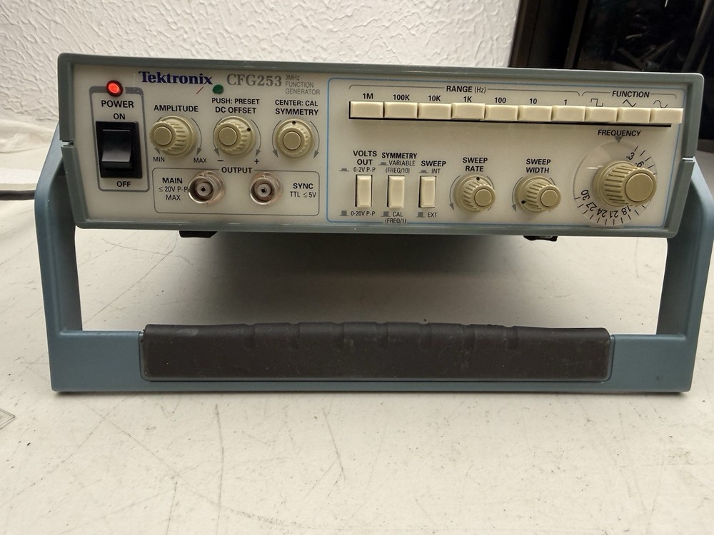 TEKTRONIX CFG253 3MHz FUNCTION GENERATOR