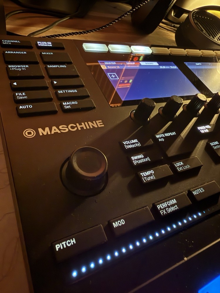 Native Instruments MASCHINE MK3 Sampler & Sequencer 16 Pad Triggers Black
