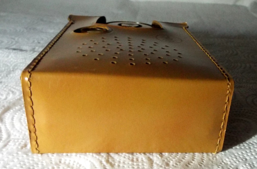 VINTAGE 1950's EMERSON 888 VANGUARD NEVABREAK POCKET RADIO "WORKS GREAT" READ!!!