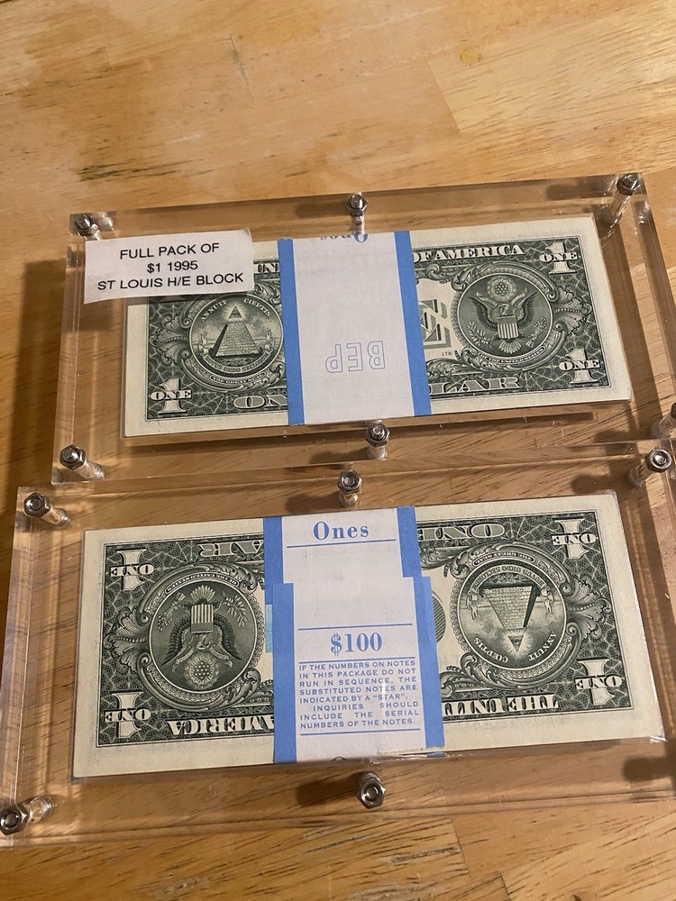 2 consecutive bundles of 1995 banknotes