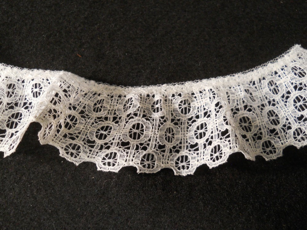 Wrights Ruffled/Gathered 1 1/2" Lace Trim - White circle pattern
