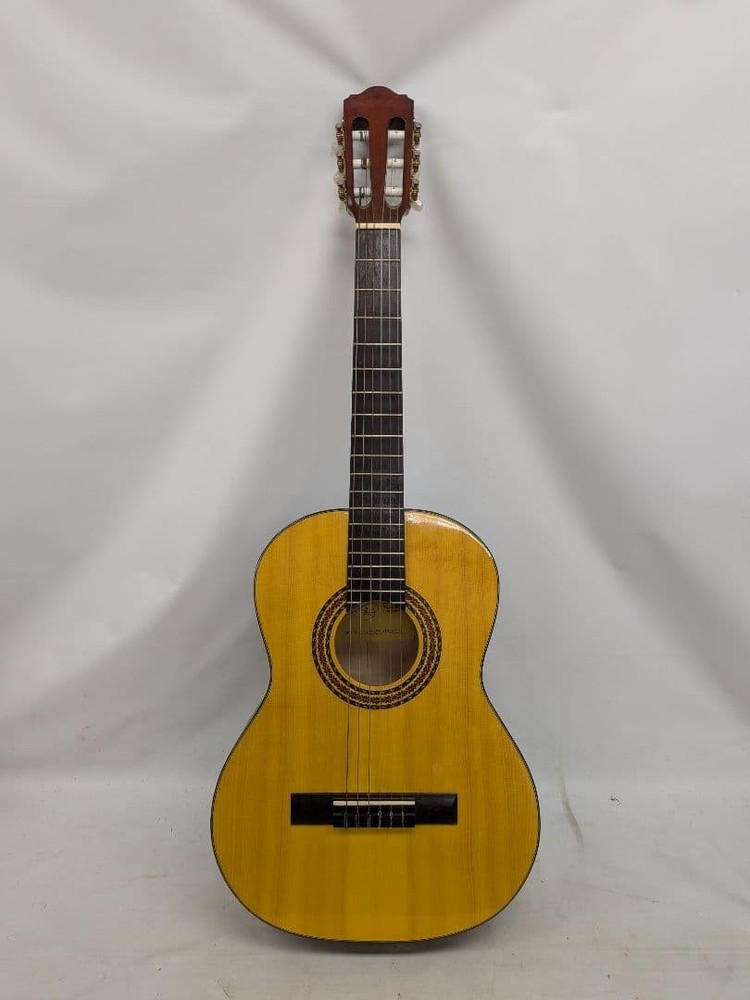Hora Classical Guitar 3/4 Acoustic With Solid Spruce Top Maple Back