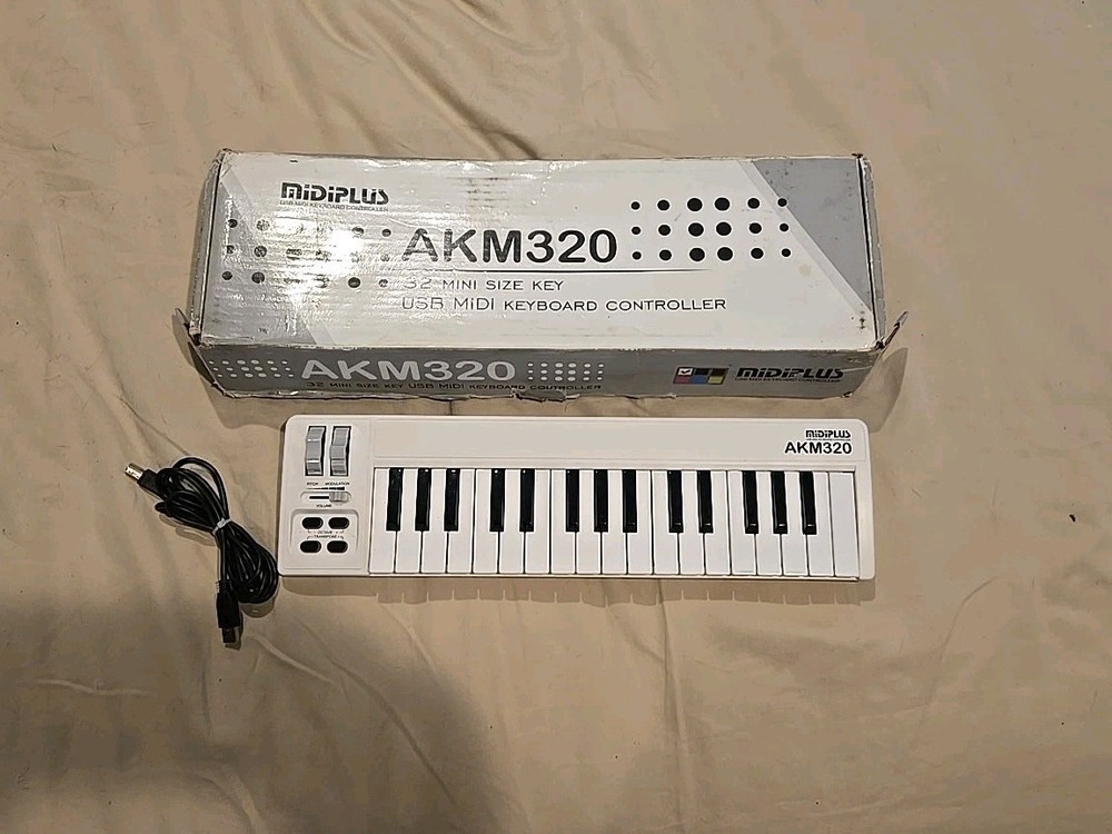 MINI KEYBOARD AKM320 32 MINI SIZE KEY ( Never Used)