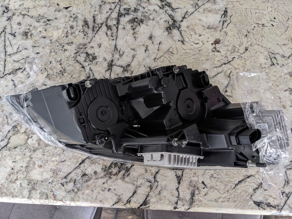 NEW Freightliner Cascadia LED Headlight driver side 2017 NEEDS Signal Module****