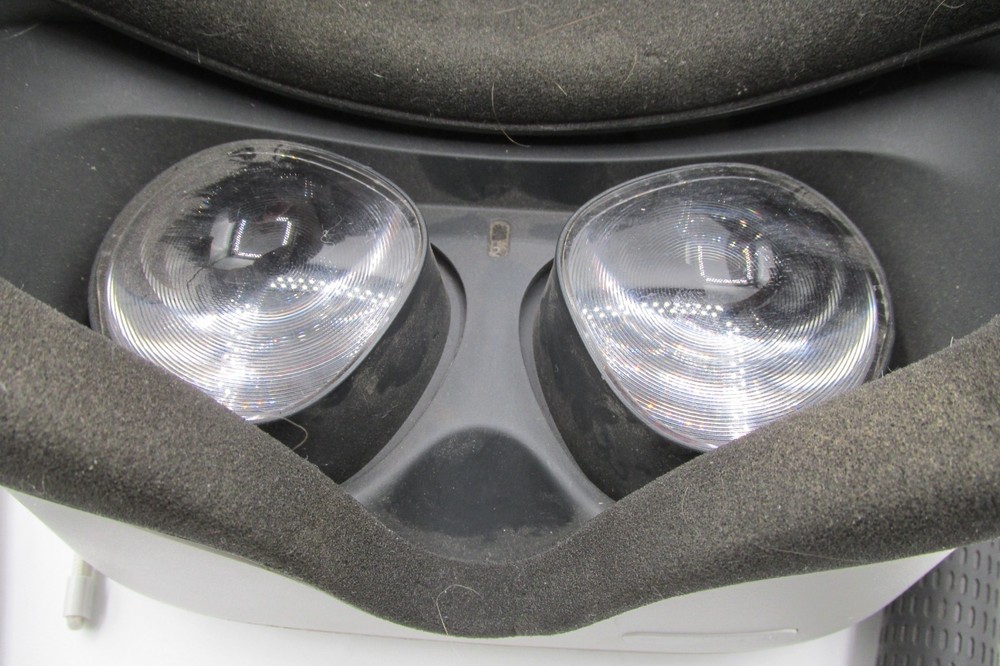 META OCULUS QUEST 1 HEADSET W/1 CONTROLLER WHITE & 2 STICKS!