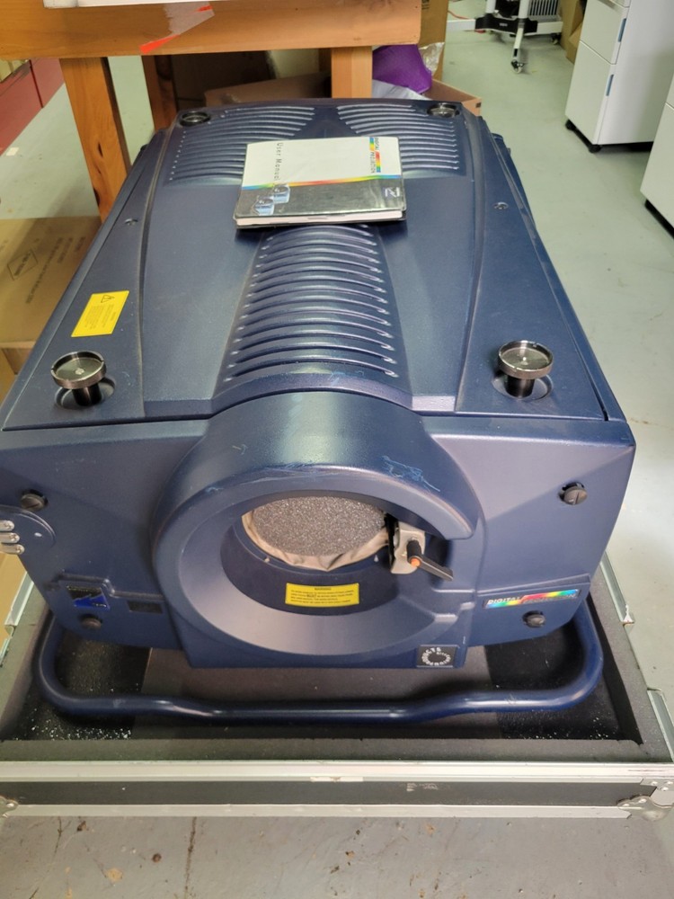 TESTED & WORKS - Digital Projection LIGHTNING 15SX Projector + Case & Spare Lamp