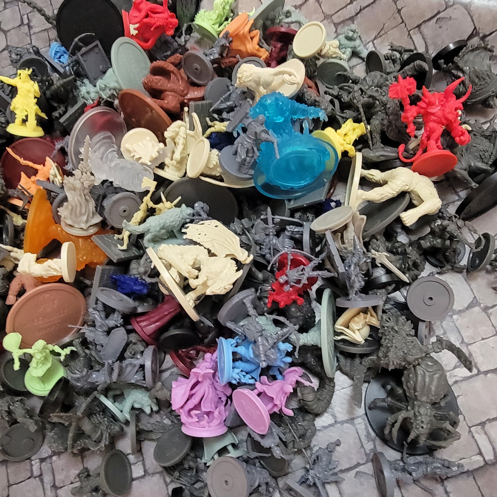 10 Piece Lot - Dungeons and Dragons Marvelous Miniatures 28mm-32mm RPG DND