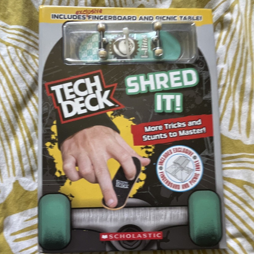 Tech Deck Shred It! Guidebook Exclusive Blind Fingerboard & Picnic Table Set