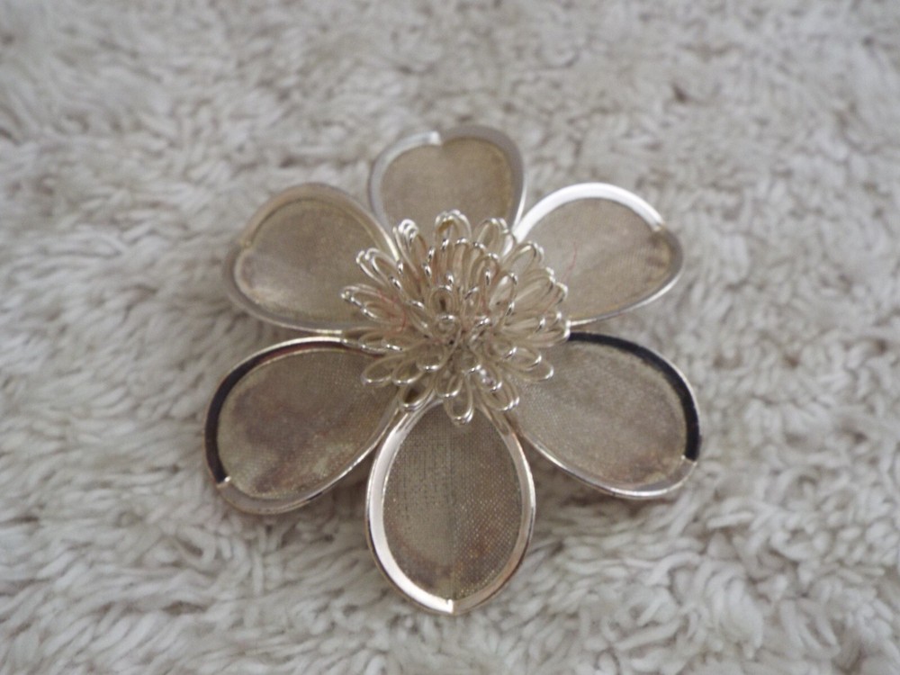 Silvertone Mesh Flower Pin (G26)