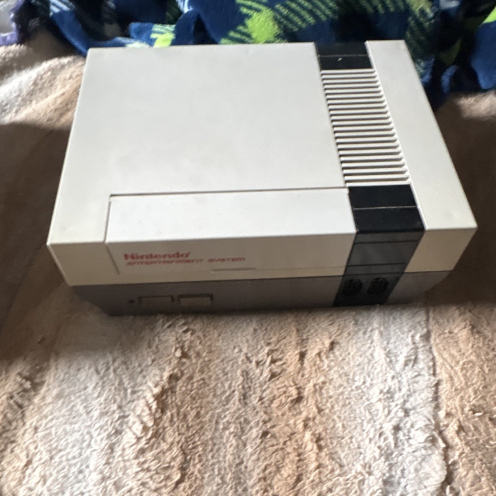 Nintendo NES Console Bundle w/ Controllers, Zapper, TMNT, Mario, Duck Hunt