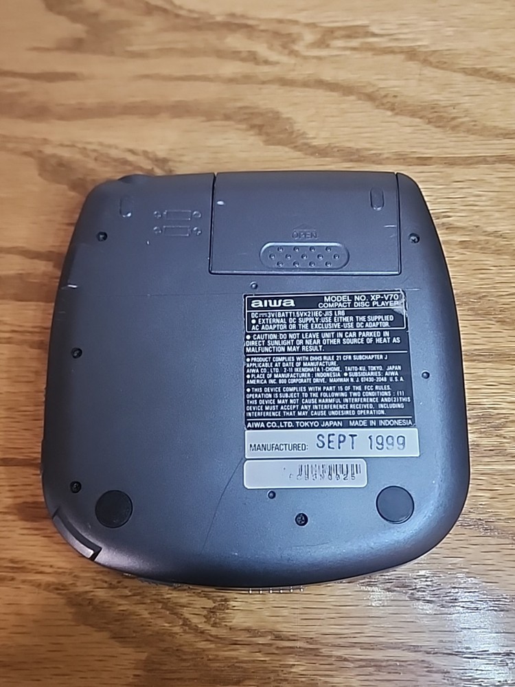 AIWA XP-V70 Personal Portable Discman CD Compact Disc Player - READ