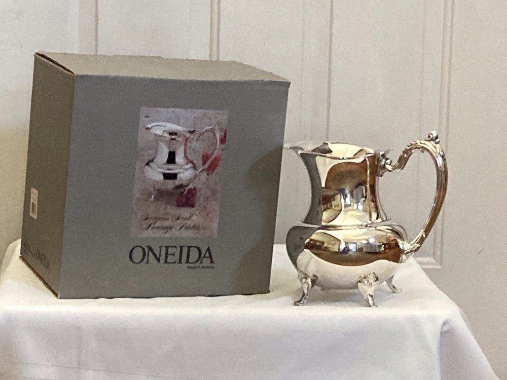 Oneida Georgian Scroll Beverage Pitcher 2 Quart