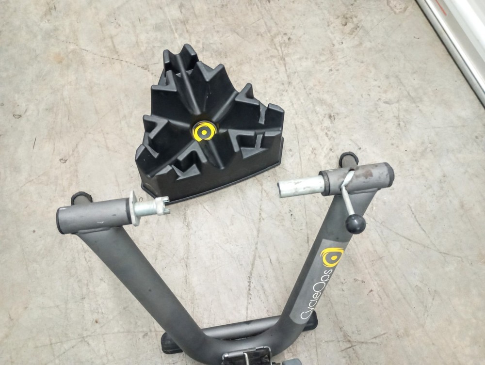 CYCLEOPS FLUID 2 Indoor Bike Trainer w/ Riser